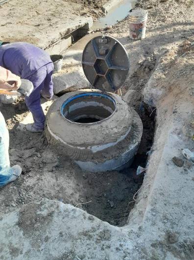 Obrero trabajando en una cámara de inspección