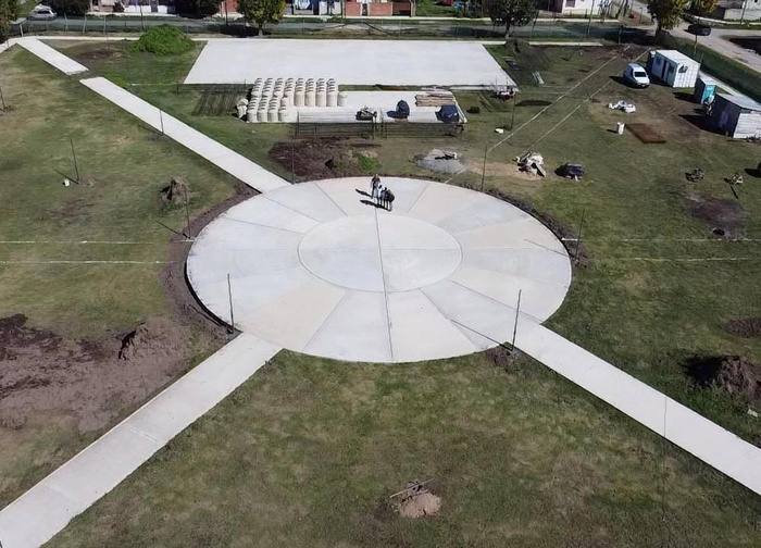 Vista aérea de la plaza construida en Cruz del Sur, La Matanza