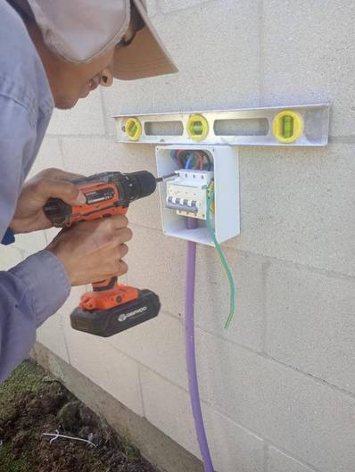Instalación eléctrica en el Club Municipal Derqui